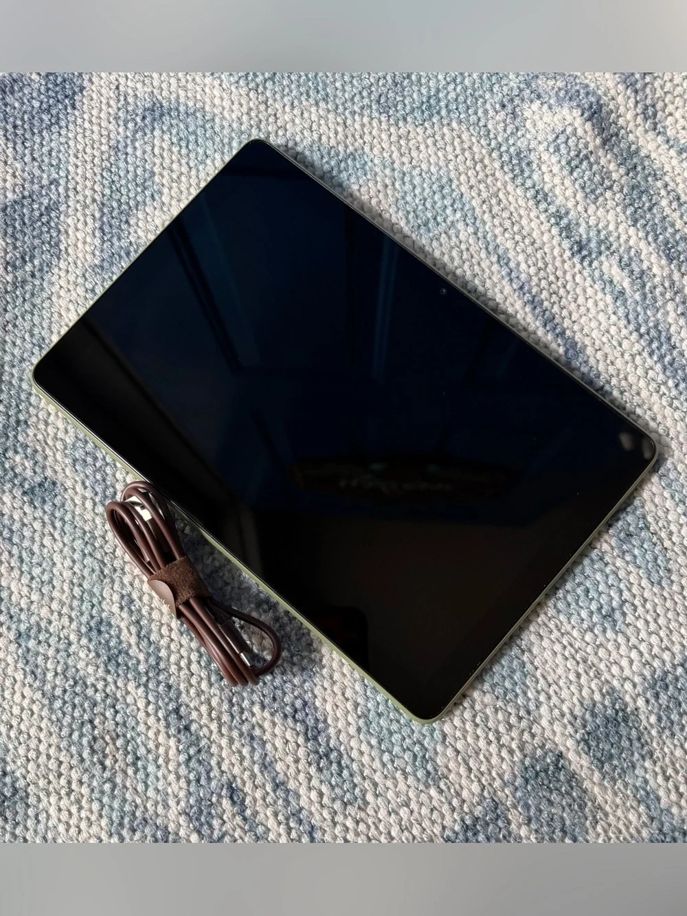 Amazon Fire HD 10, 11th Generation - Picture 2 of 8